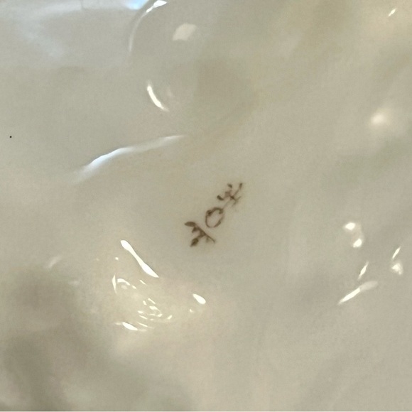 Vintage White Porcelain Divided Serving Dish – Shell Pattern with Handle - Picture 11 of 13